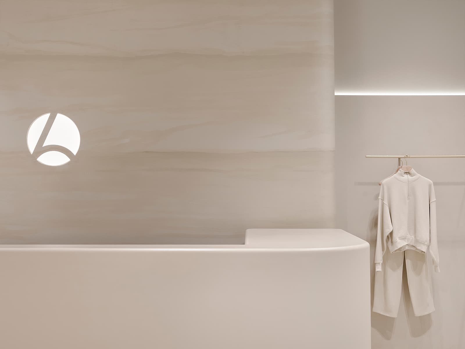 Визуальный покой и скругленные формы в интерьере магазина белья — проект бюро SINITSA