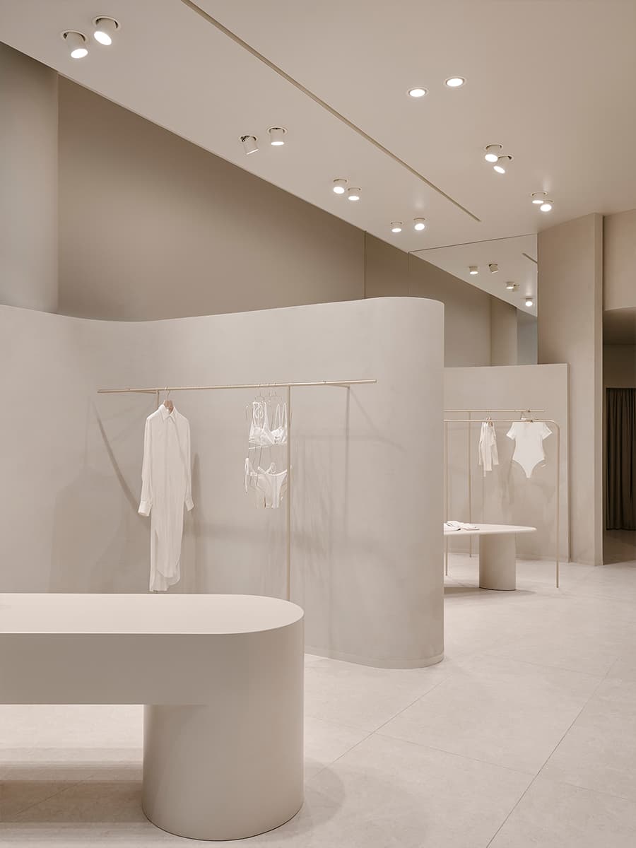 Визуальный покой и скругленные формы в интерьере магазина белья — проект бюро SINITSA