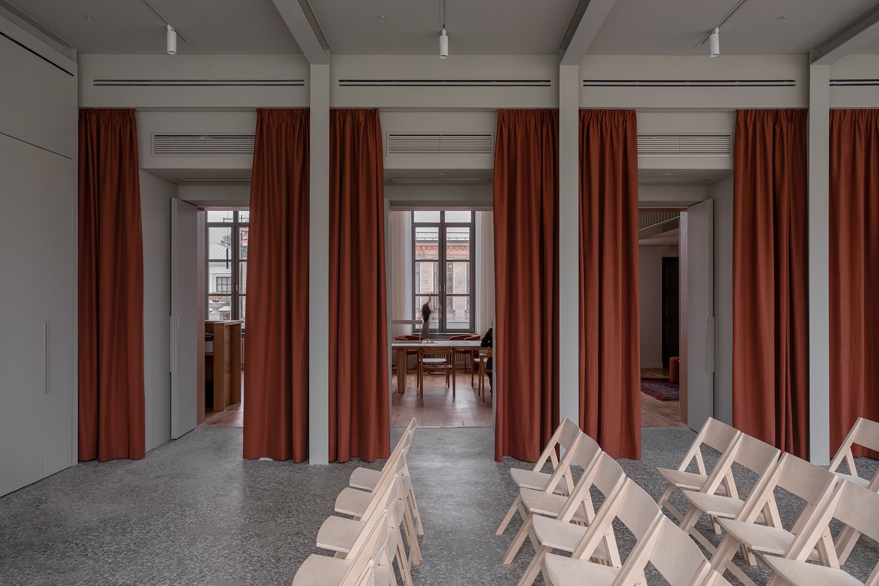 Светлое дерево и исторические детали в интерьере отреставрированного павильона — проект архитектурного бюро Апрель