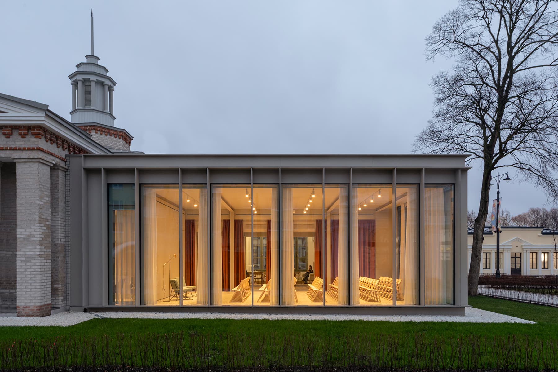 Светлое дерево и исторические детали в интерьере отреставрированного павильона — проект архитектурного бюро Апрель