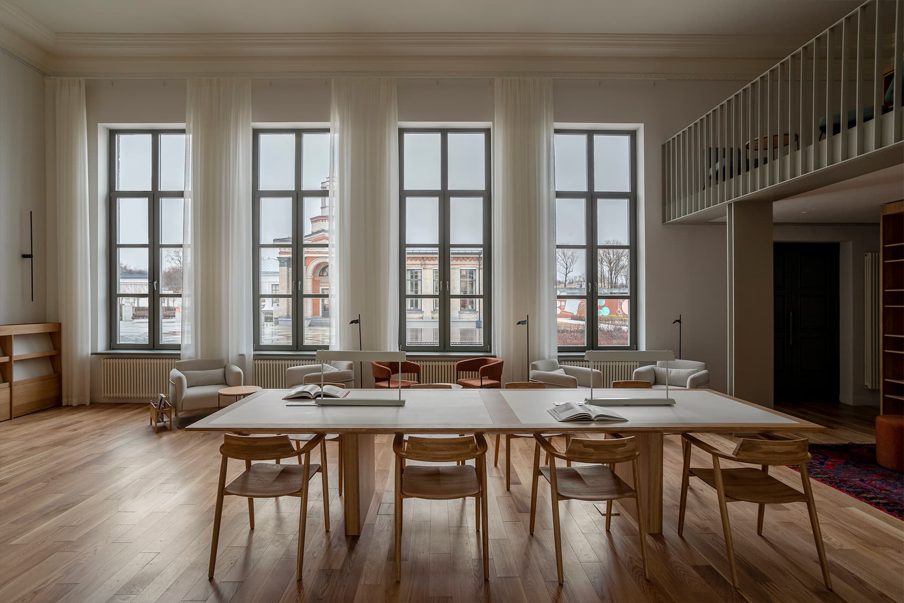 Светлое дерево и исторические детали в интерьере отреставрированного павильона — проект архитектурного бюро Апрель