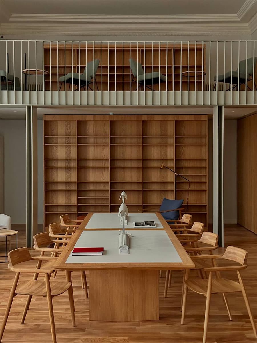 Светлое дерево и исторические детали в интерьере отреставрированного павильона — проект архитектурного бюро Апрель