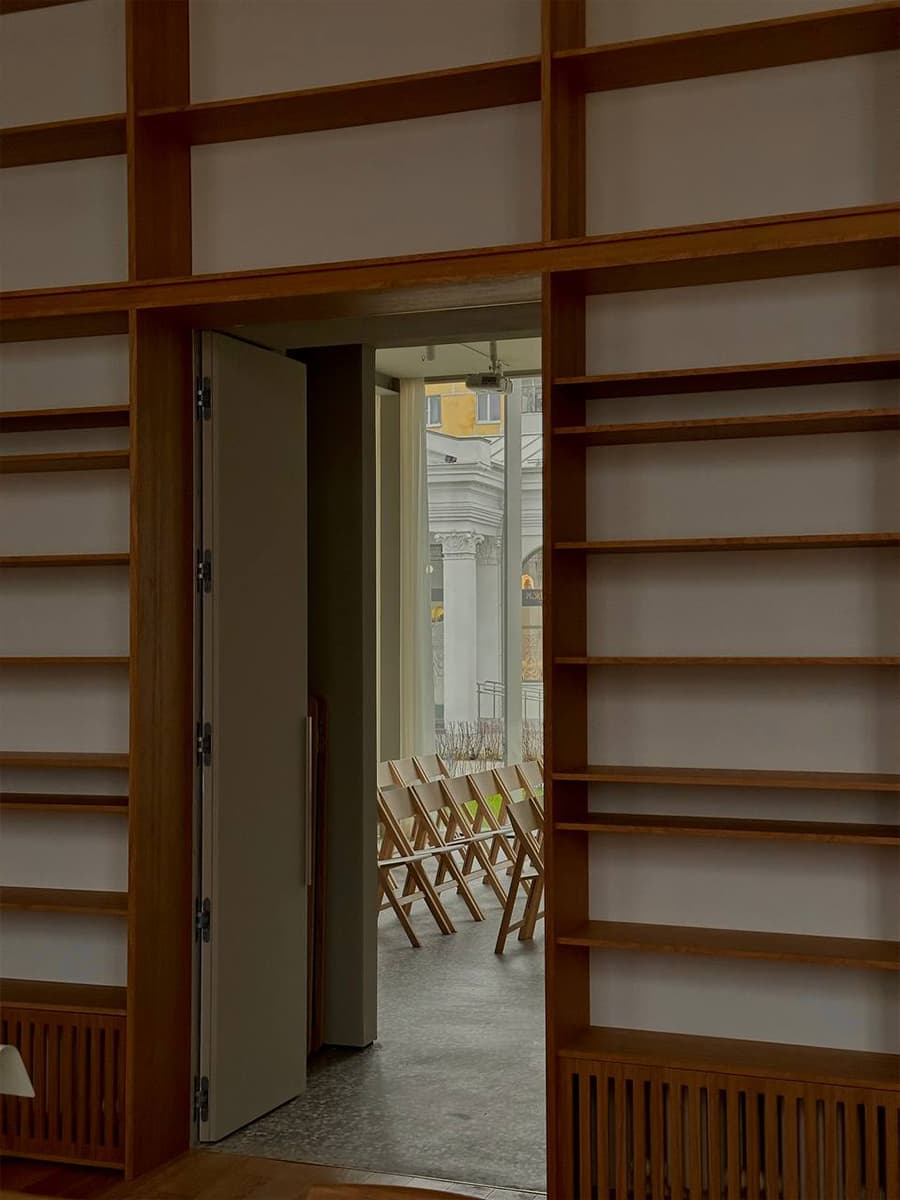 Светлое дерево и исторические детали в интерьере отреставрированного павильона — проект архитектурного бюро Апрель