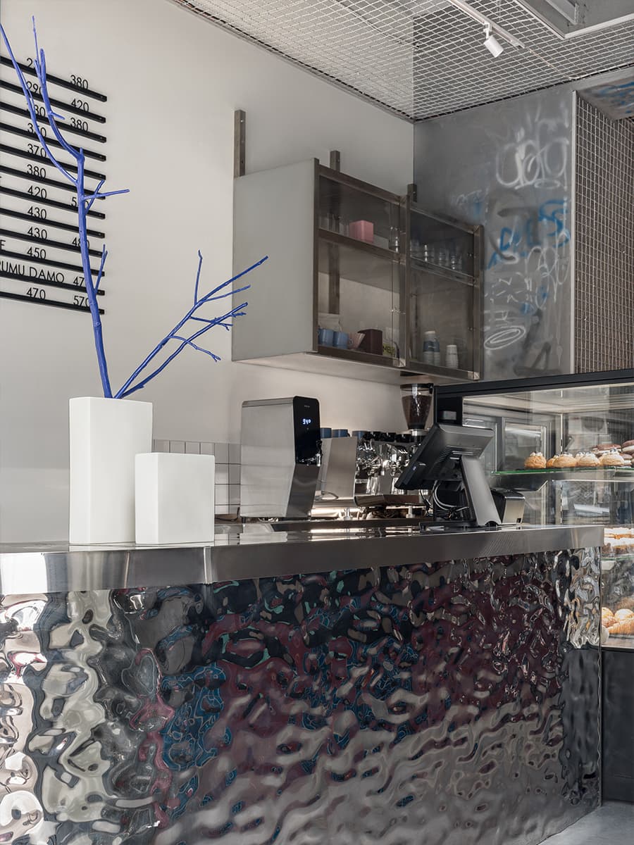Красочный интерьер кофейни в Белграде — проект Ольги Богаткиной