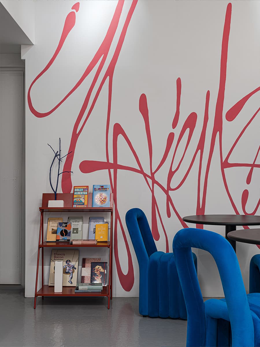 Красочный интерьер кофейни в Белграде — проект Ольги Богаткиной