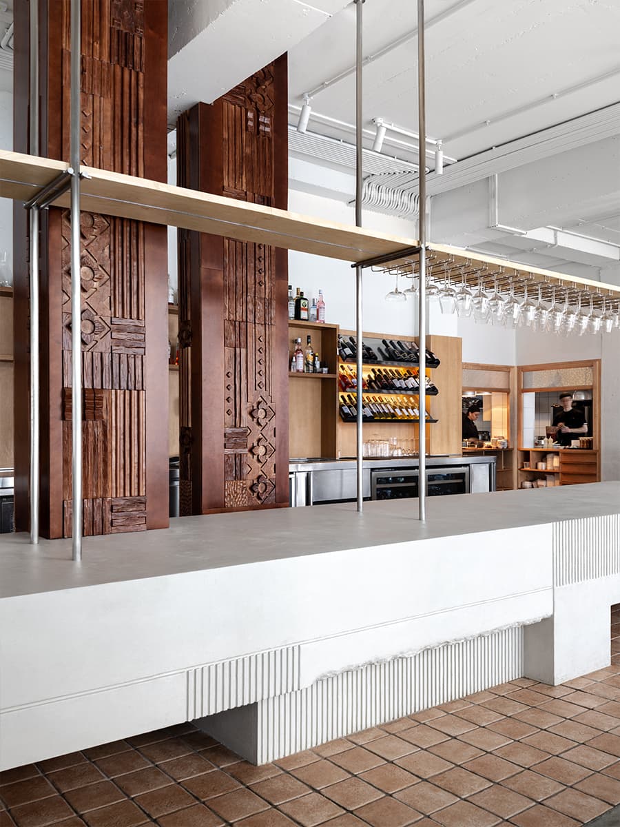 Тепло деревянных панелей и живые растения в интерьере ресторана — проект KIDZ