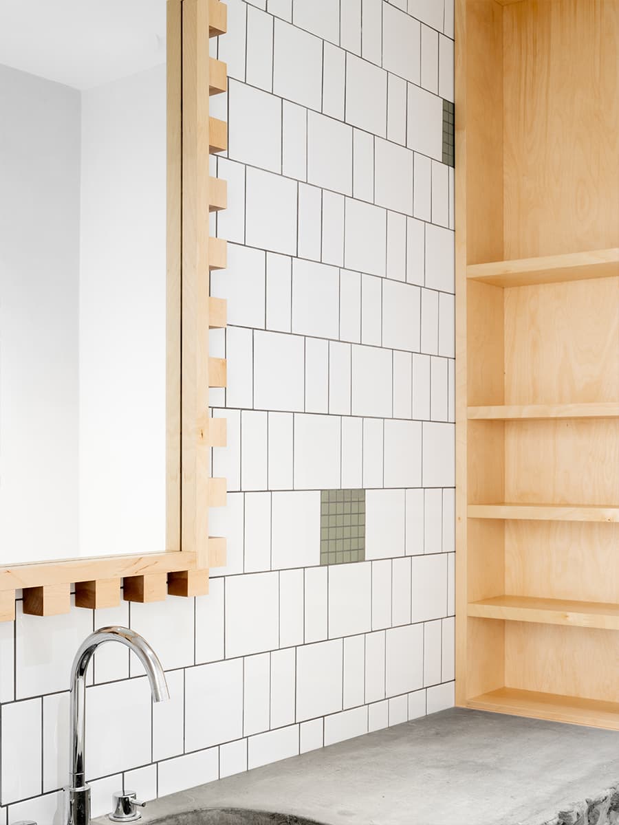 Тепло деревянных панелей и живые растения в интерьере ресторана — проект KIDZ