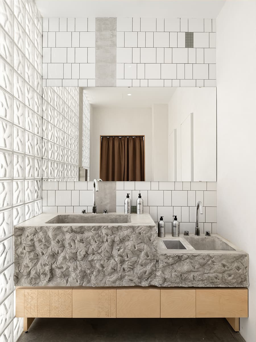 Тепло деревянных панелей и живые растения в интерьере ресторана — проект KIDZ