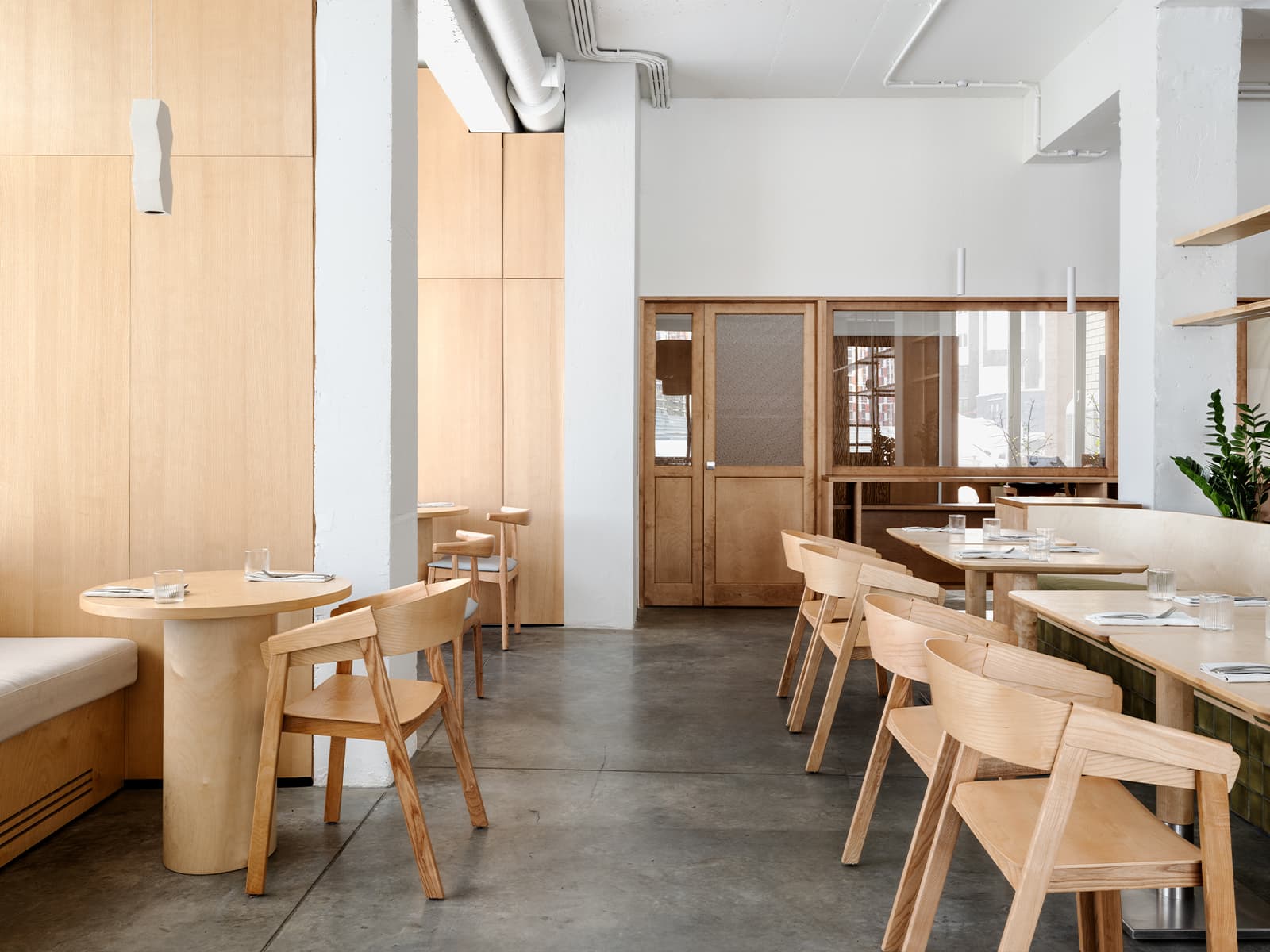 Тепло деревянных панелей и живые растения в интерьере ресторана — проект KIDZ