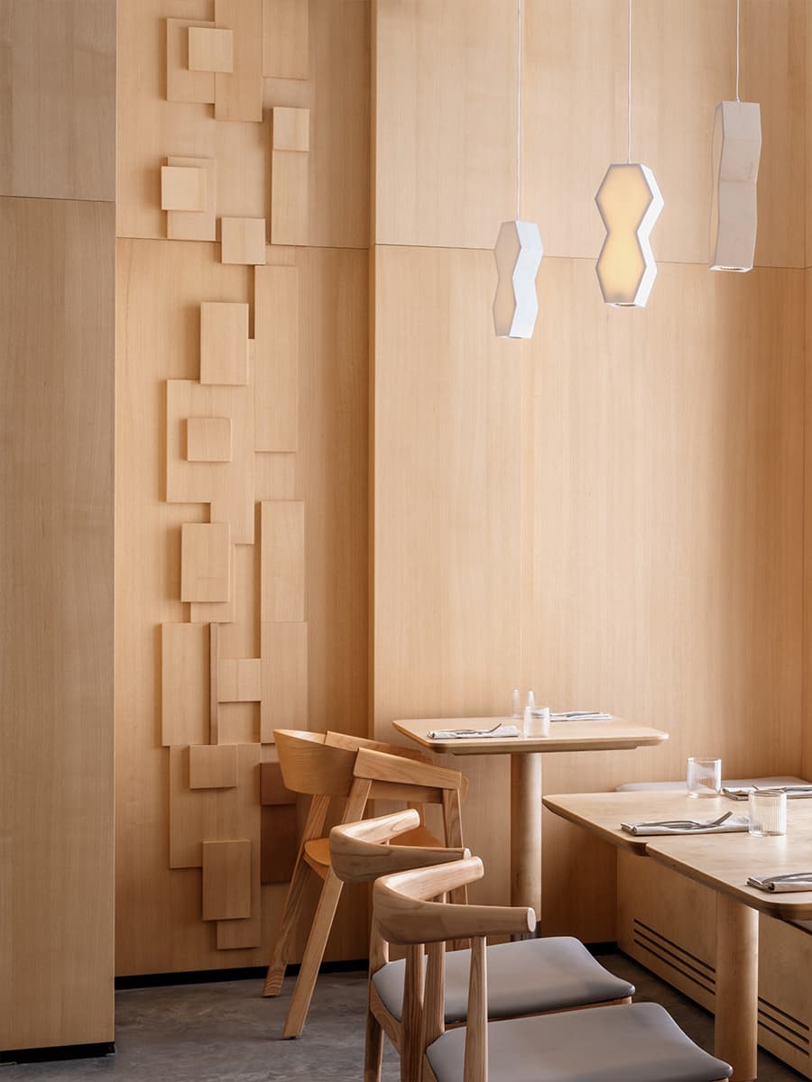 Тепло деревянных панелей и живые растения в интерьере ресторана — проект KIDZ