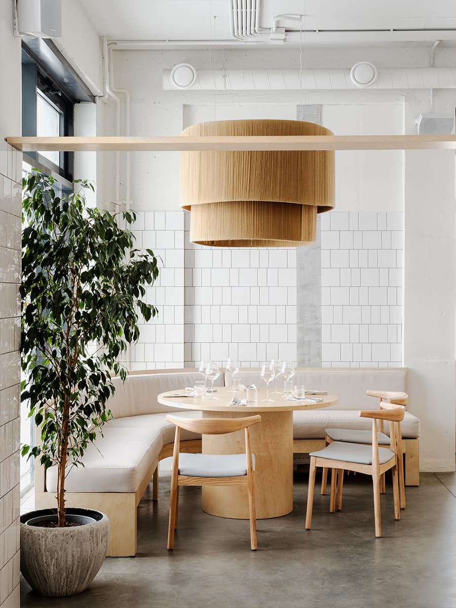 Тепло деревянных панелей и живые растения в интерьере ресторана — проект KIDZ