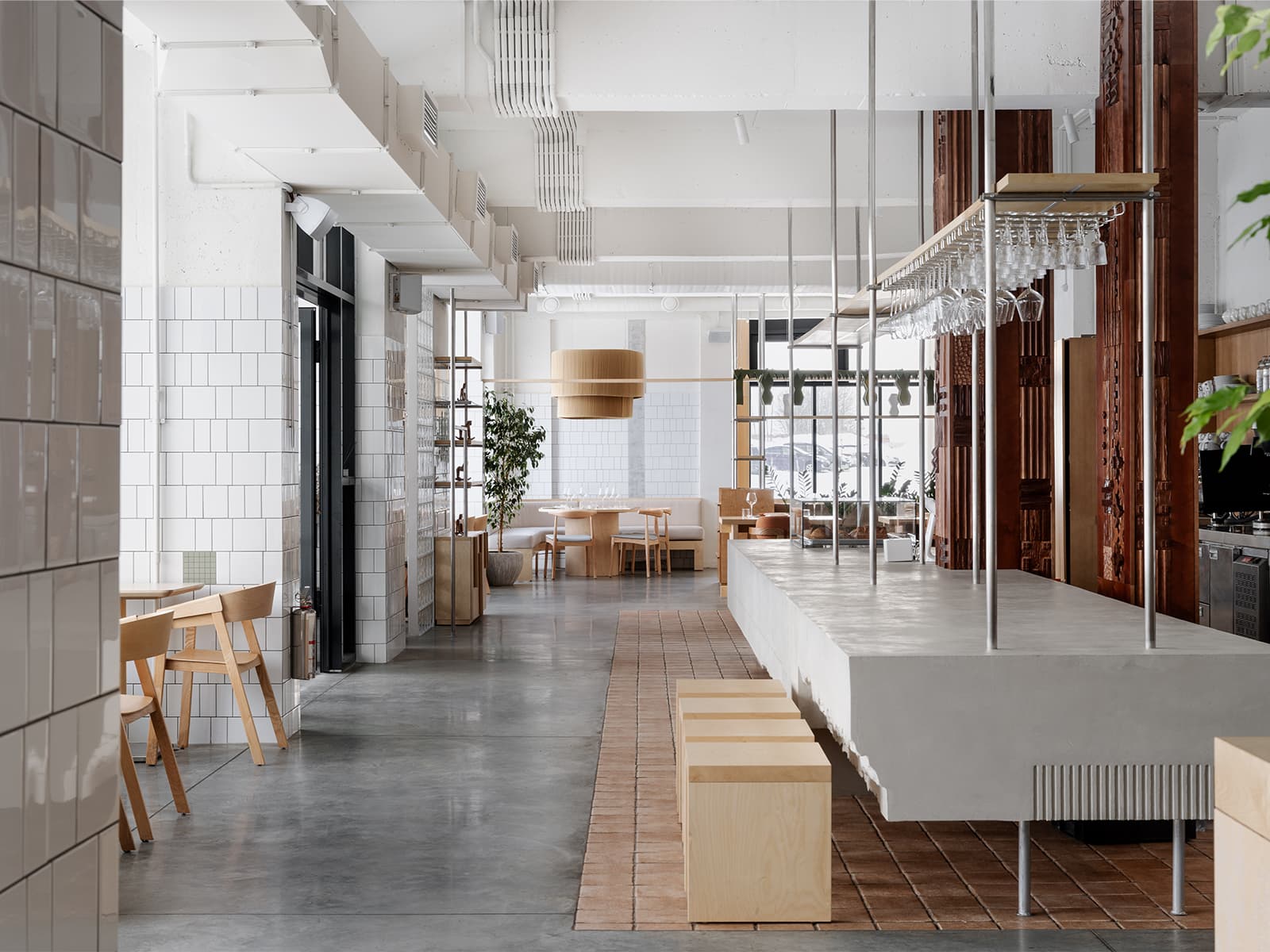 Тепло деревянных панелей и живые растения в интерьере ресторана — проект KIDZ