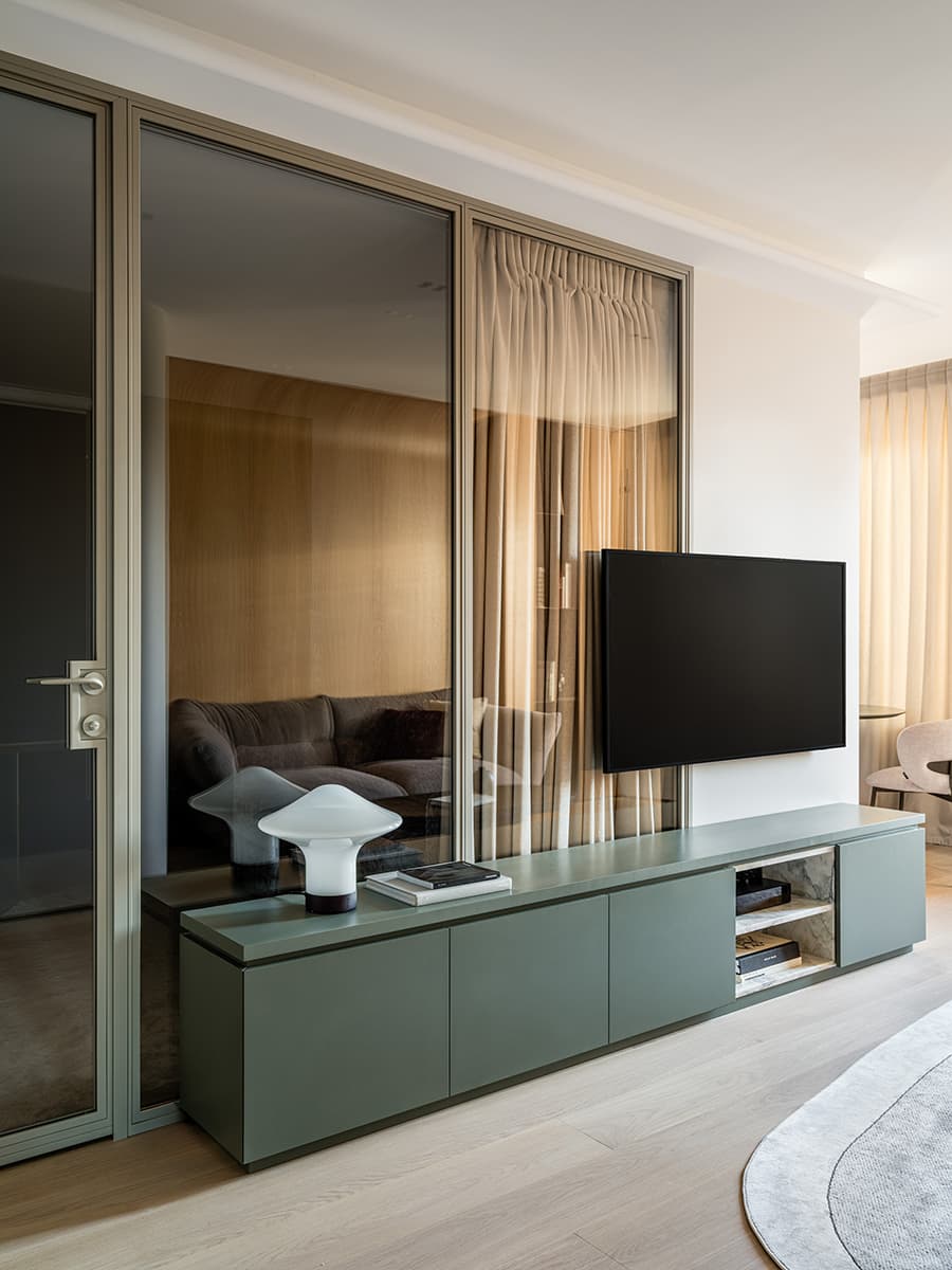 Бордовые акценты в интерьере квартиры для девушки-блогера — проект Александры Дашкевич