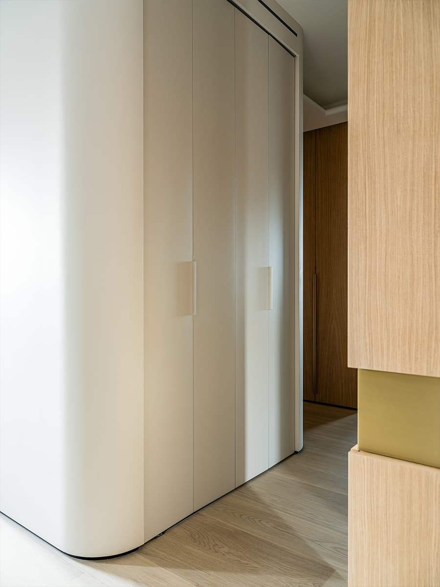 Бордовые акценты в интерьере квартиры для девушки-блогера — проект Александры Дашкевич