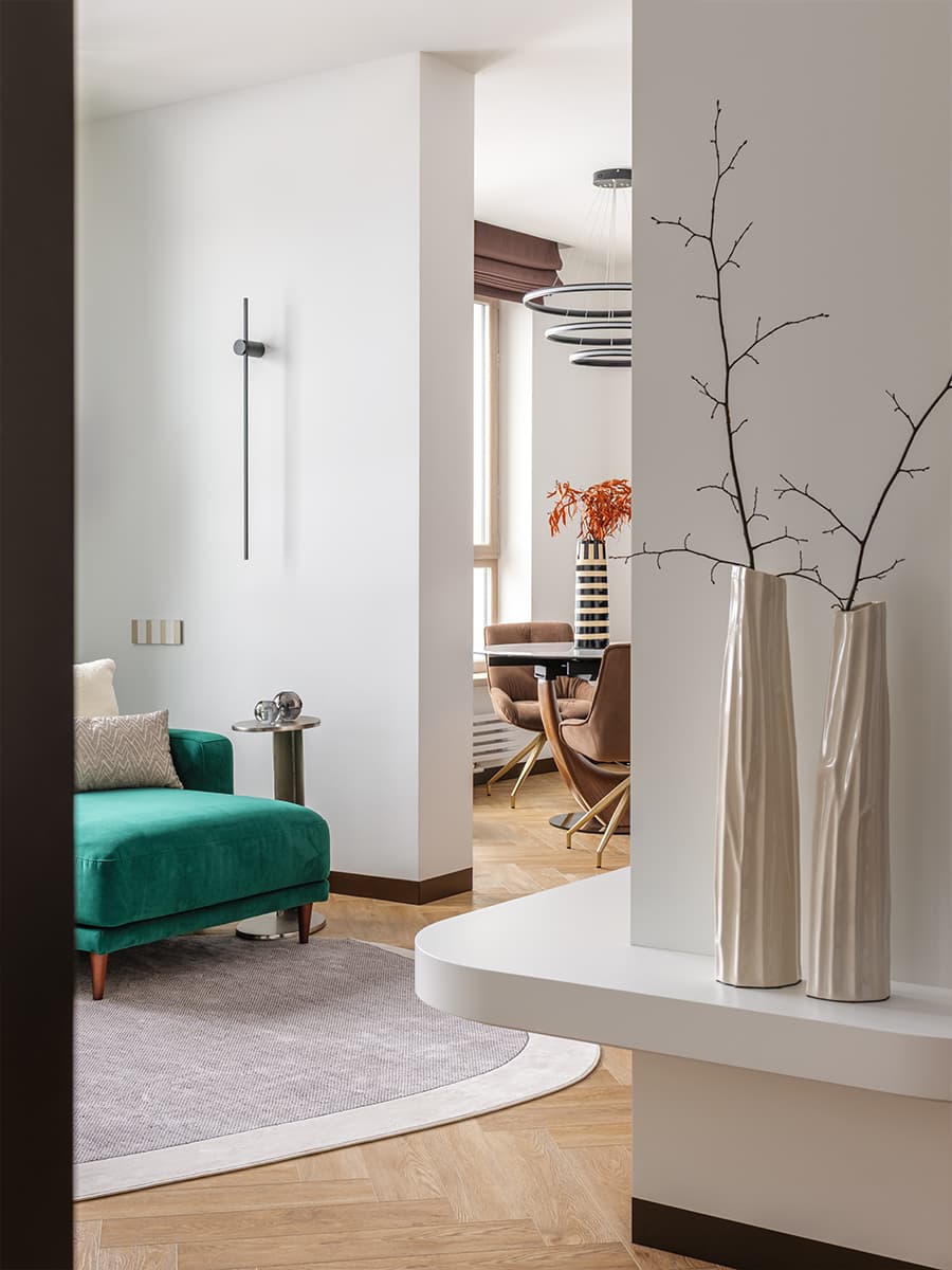 Изумрудные акценты в светлом интерьере екатеринбургской квартиры — проект студии AFFdesign