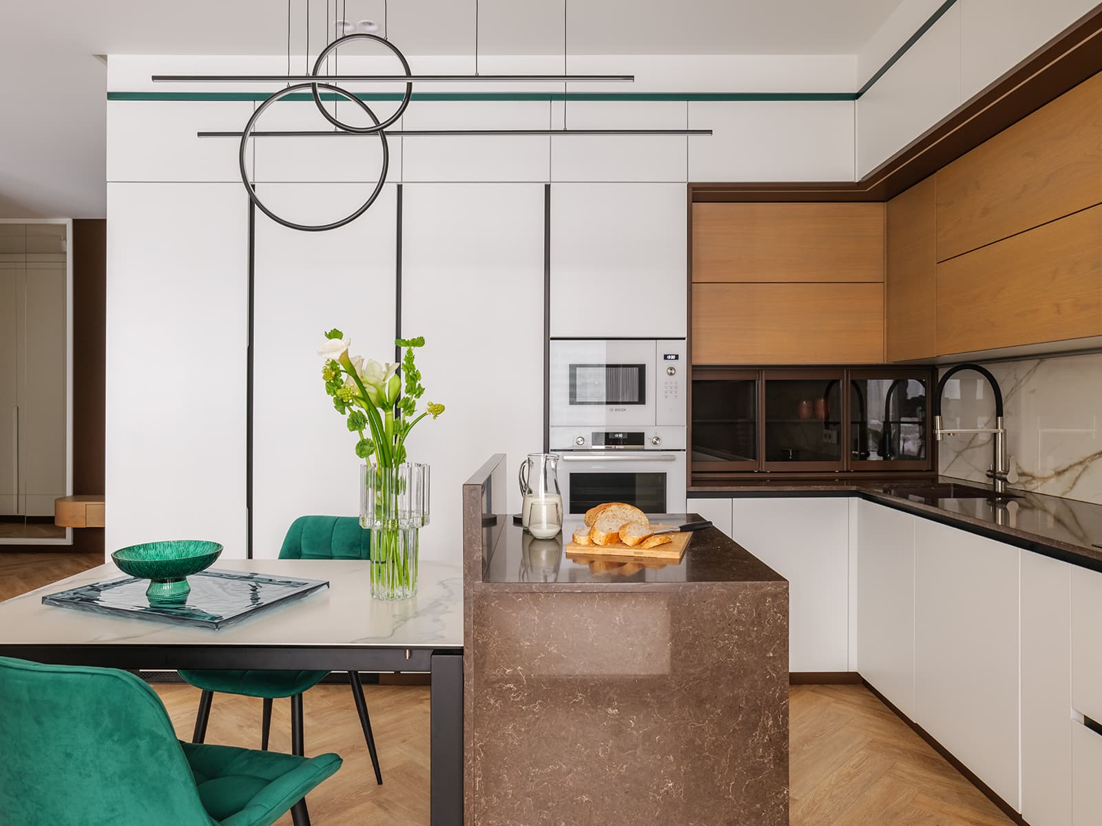 Изумрудные акценты в светлом интерьере екатеринбургской квартиры — проект студии AFFdesign