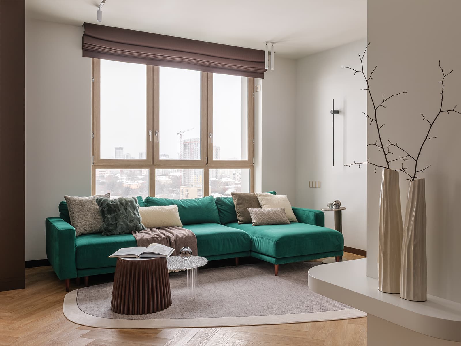 Изумрудные акценты в светлом интерьере екатеринбургской квартиры — проект студии AFFdesign