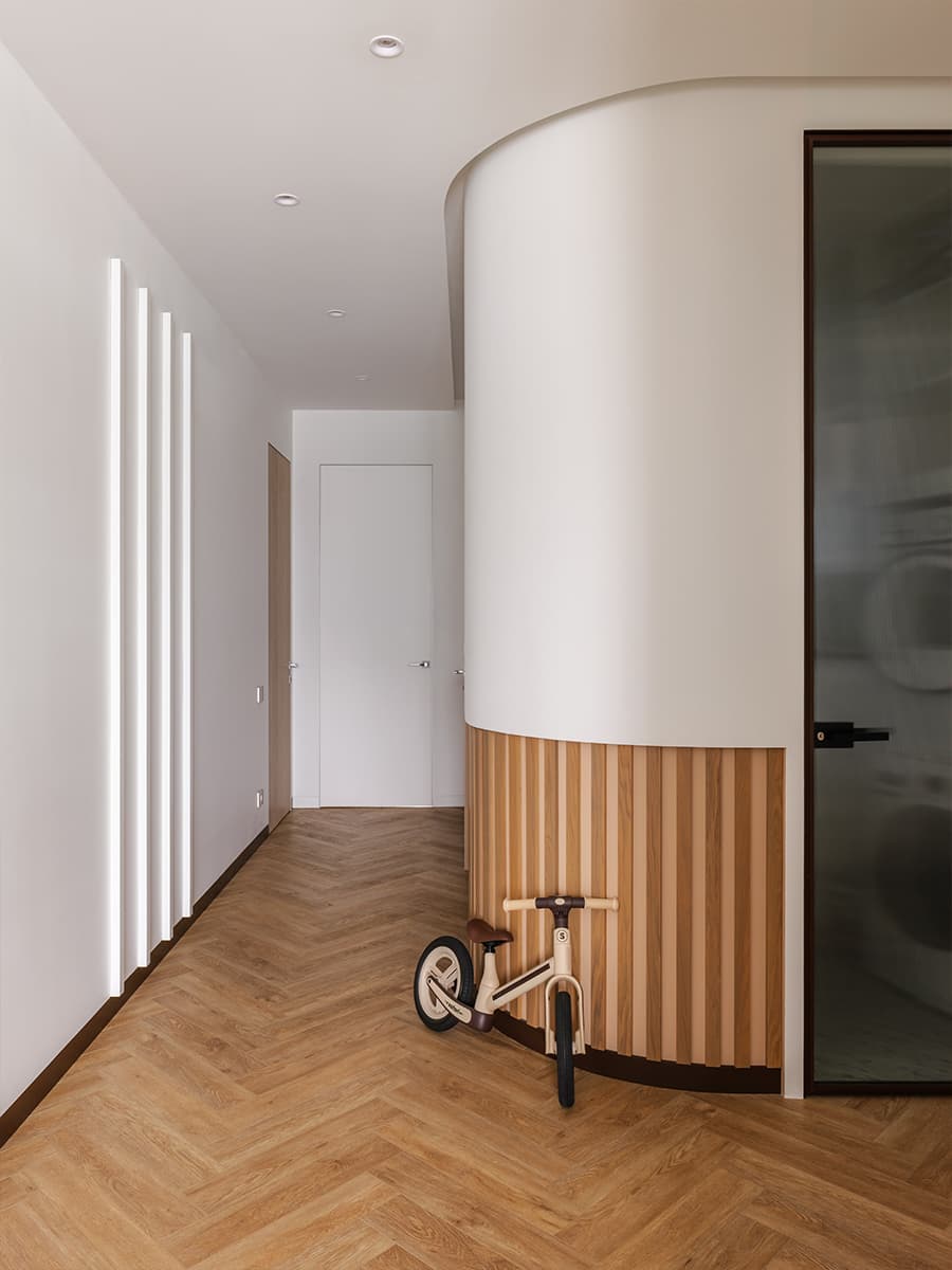 Изумрудные акценты в светлом интерьере екатеринбургской квартиры — проект студии AFFdesign