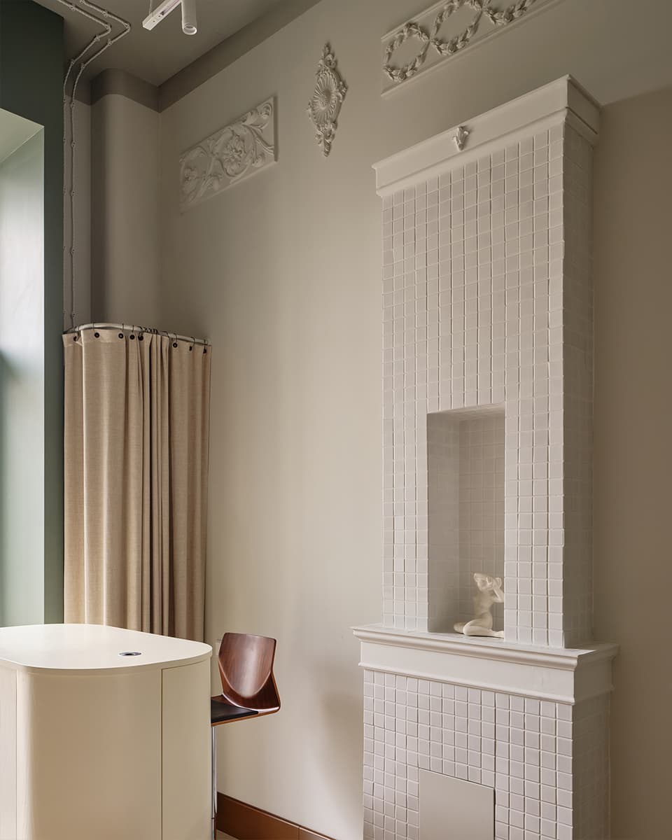 Практичная антресоль и декоративный камин в интерьере салона красоты — проект студии 5:00 am