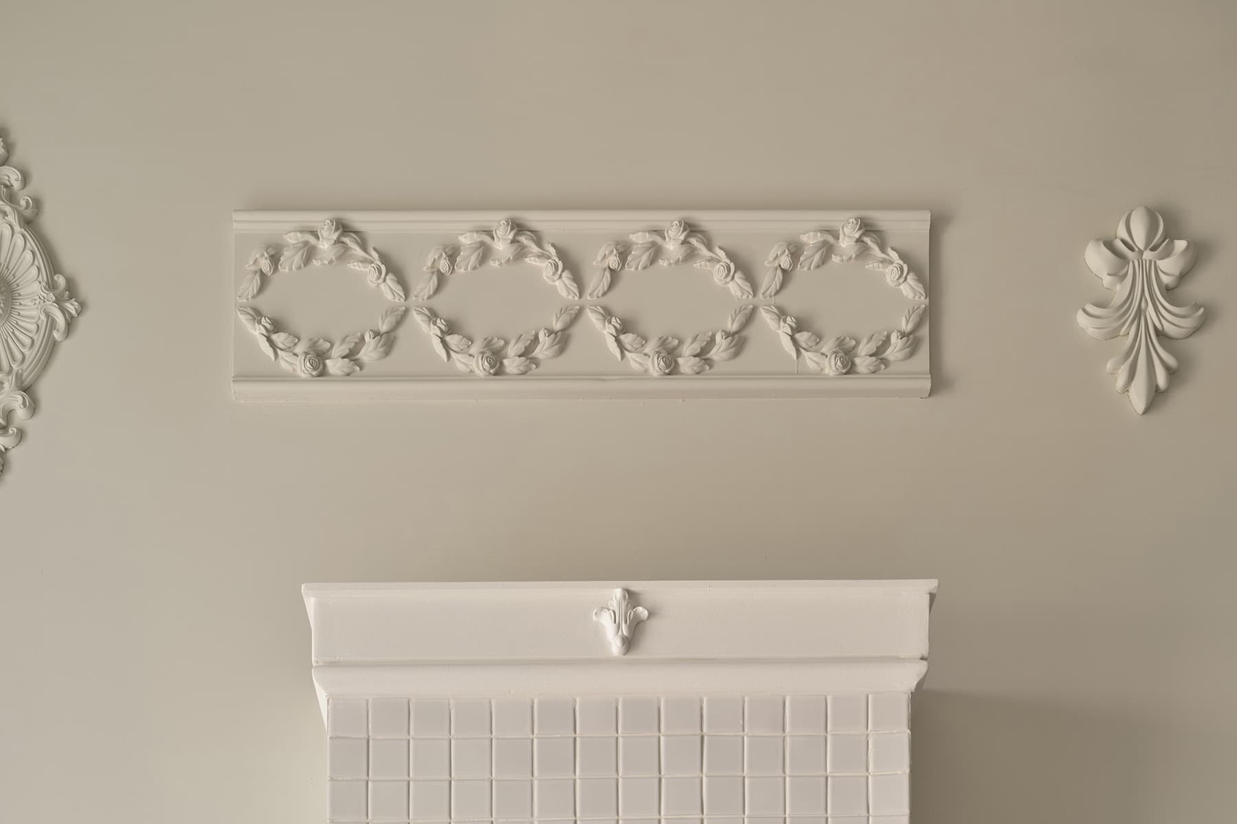 Практичная антресоль и декоративный камин в интерьере салона красоты — проект студии 5:00 am