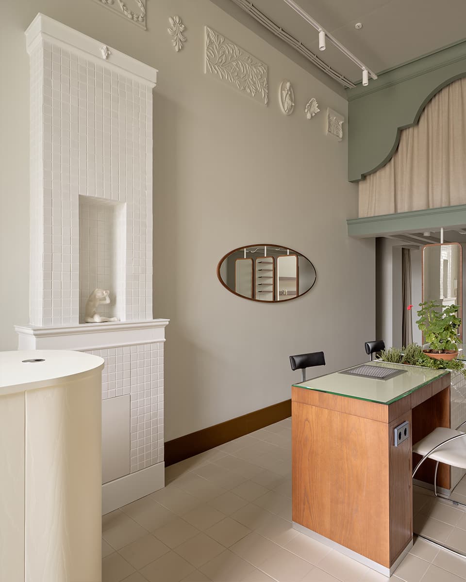 Практичная антресоль и декоративный камин в интерьере салона красоты — проект студии 5:00 am