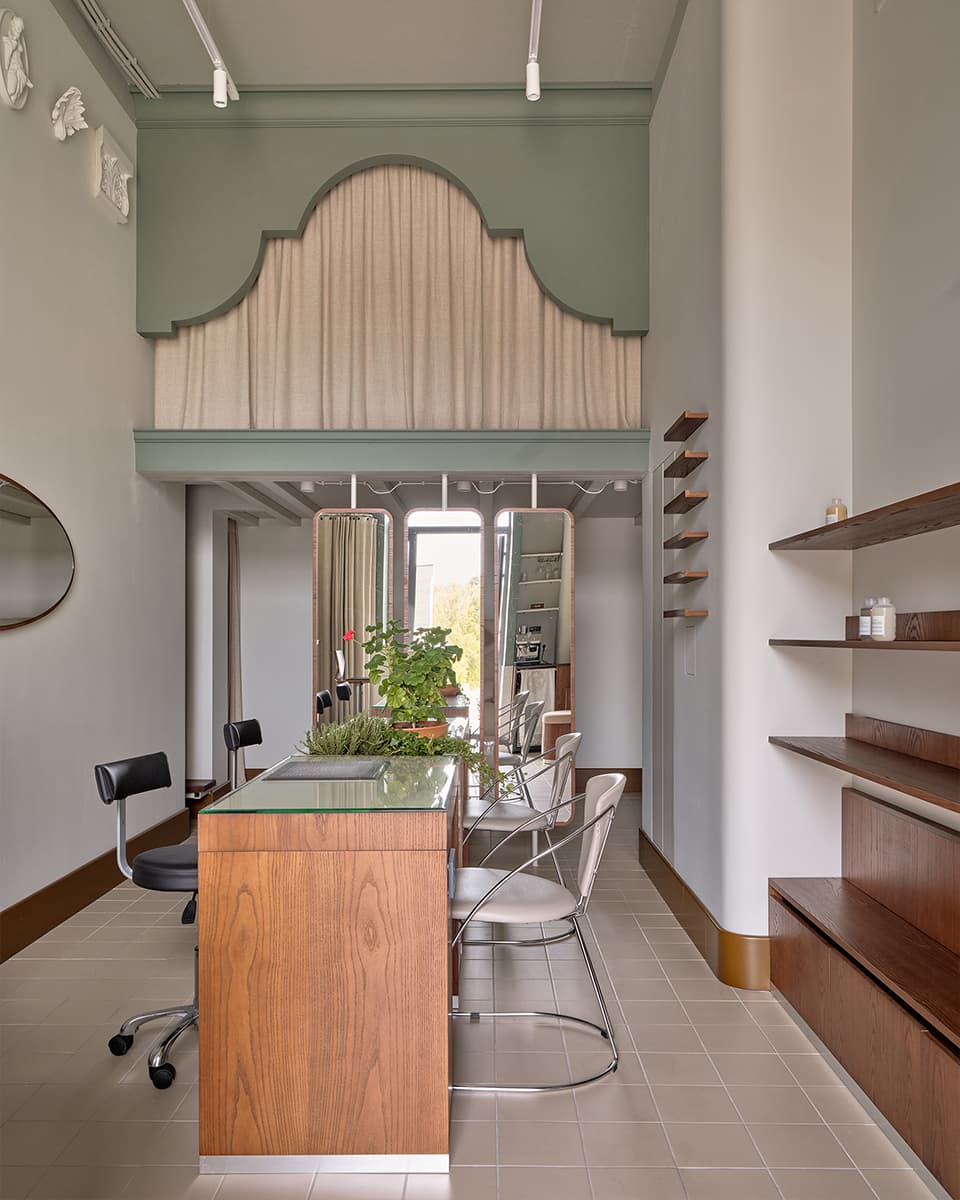 Практичная антресоль и декоративный камин в интерьере салона красоты — проект студии 5:00 am