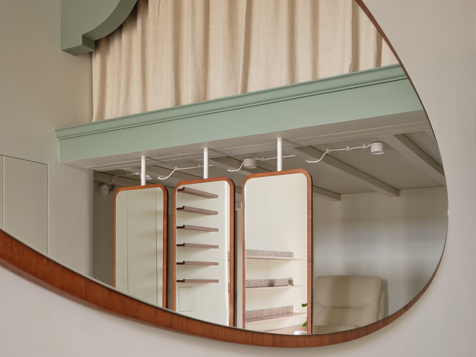 Практичная антресоль и декоративный камин в интерьере салона красоты — проект студии 5:00 am