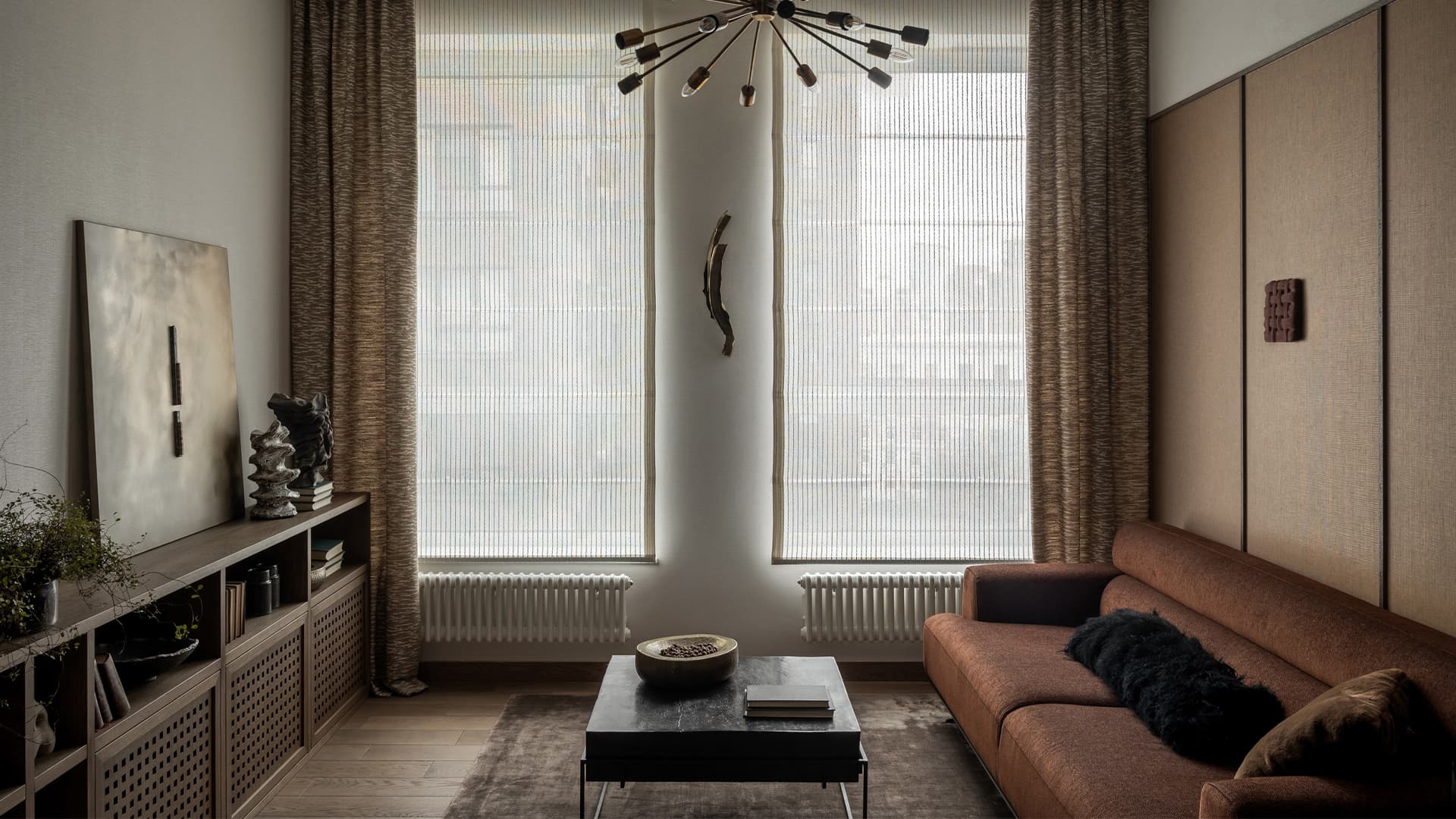 Ритмичный узор клетки и золотистая кухня в интерьере квартиры — проект Юлии Андриевской