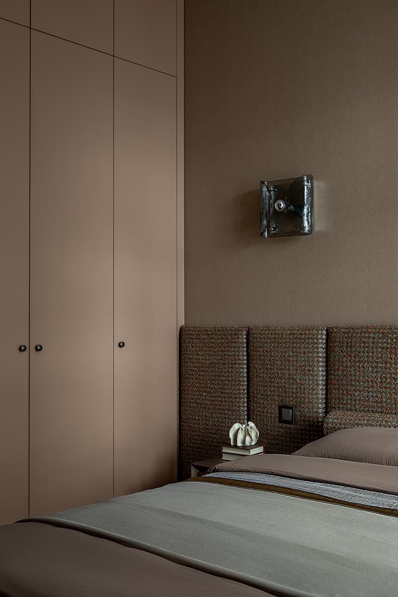 Ритмичный узор клетки и золотистая кухня в интерьере квартиры — проект Юлии Андриевской