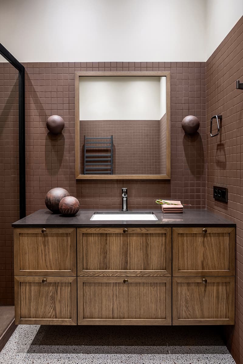 Ритмичный узор клетки и золотистая кухня в интерьере квартиры — проект Юлии Андриевской