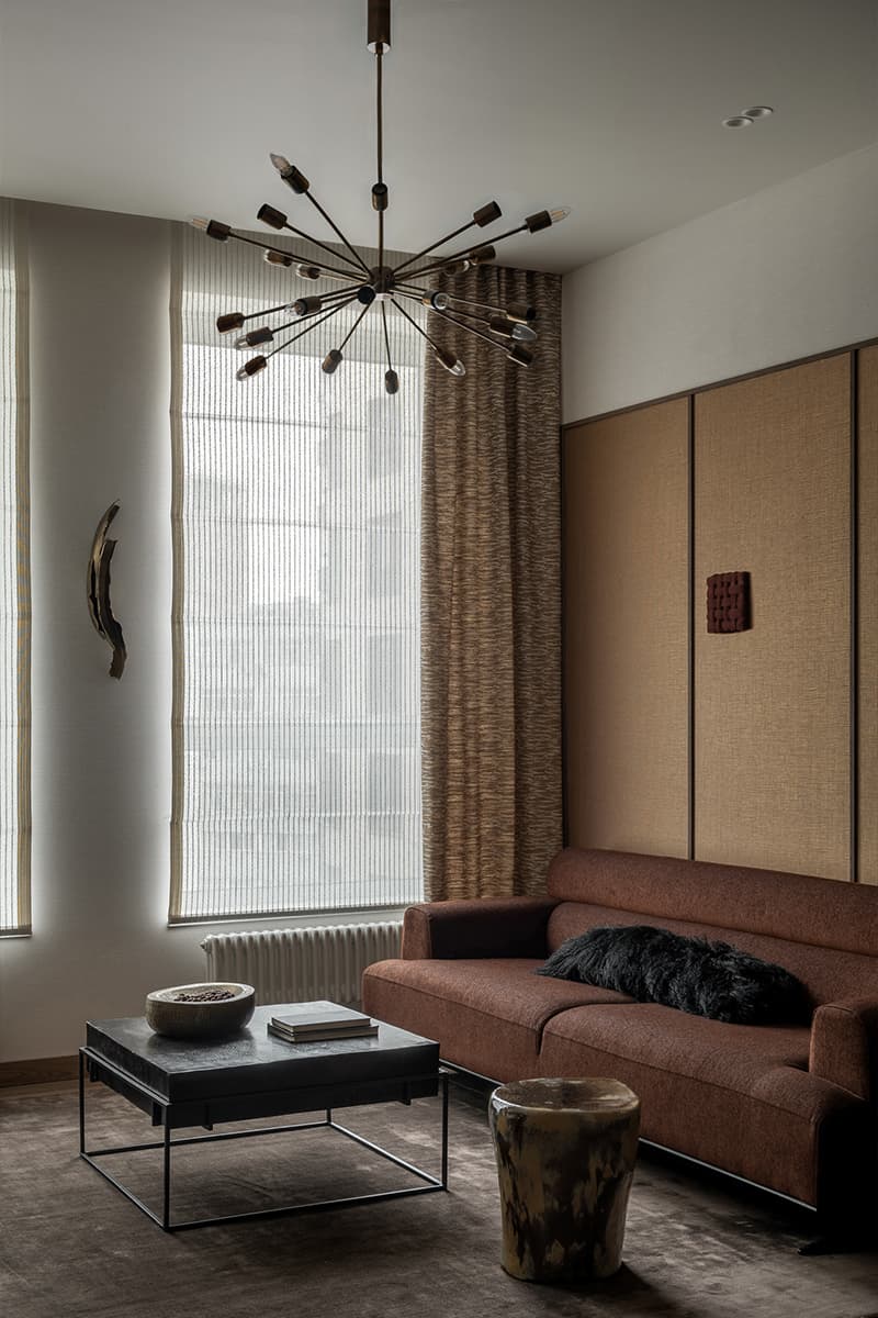 Ритмичный узор клетки и золотистая кухня в интерьере квартиры — проект Юлии Андриевской