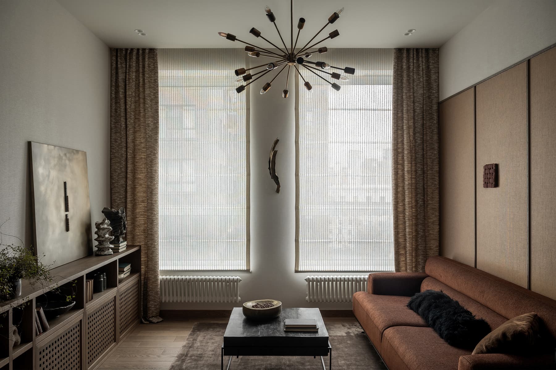 Ритмичный узор клетки и золотистая кухня в интерьере квартиры — проект Юлии Андриевской