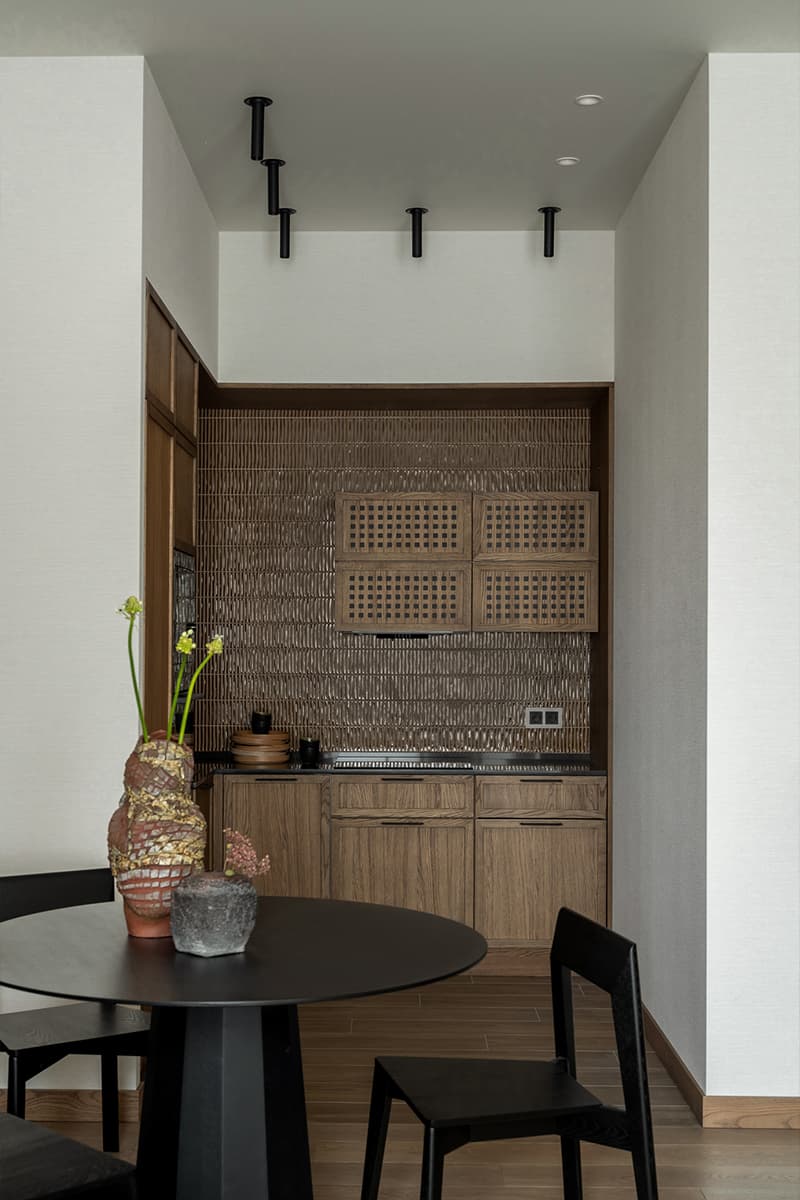 Ритмичный узор клетки и золотистая кухня в интерьере квартиры — проект Юлии Андриевской