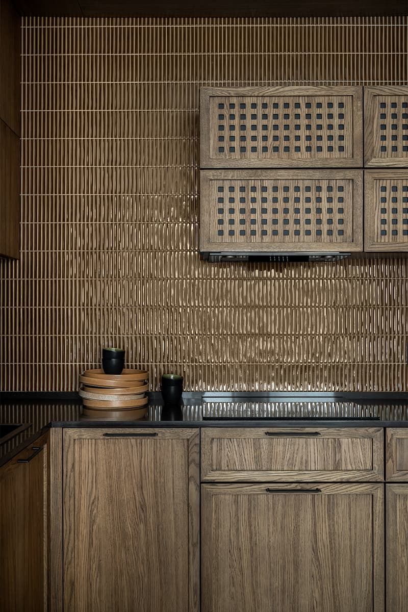 Ритмичный узор клетки и золотистая кухня в интерьере квартиры — проект Юлии Андриевской