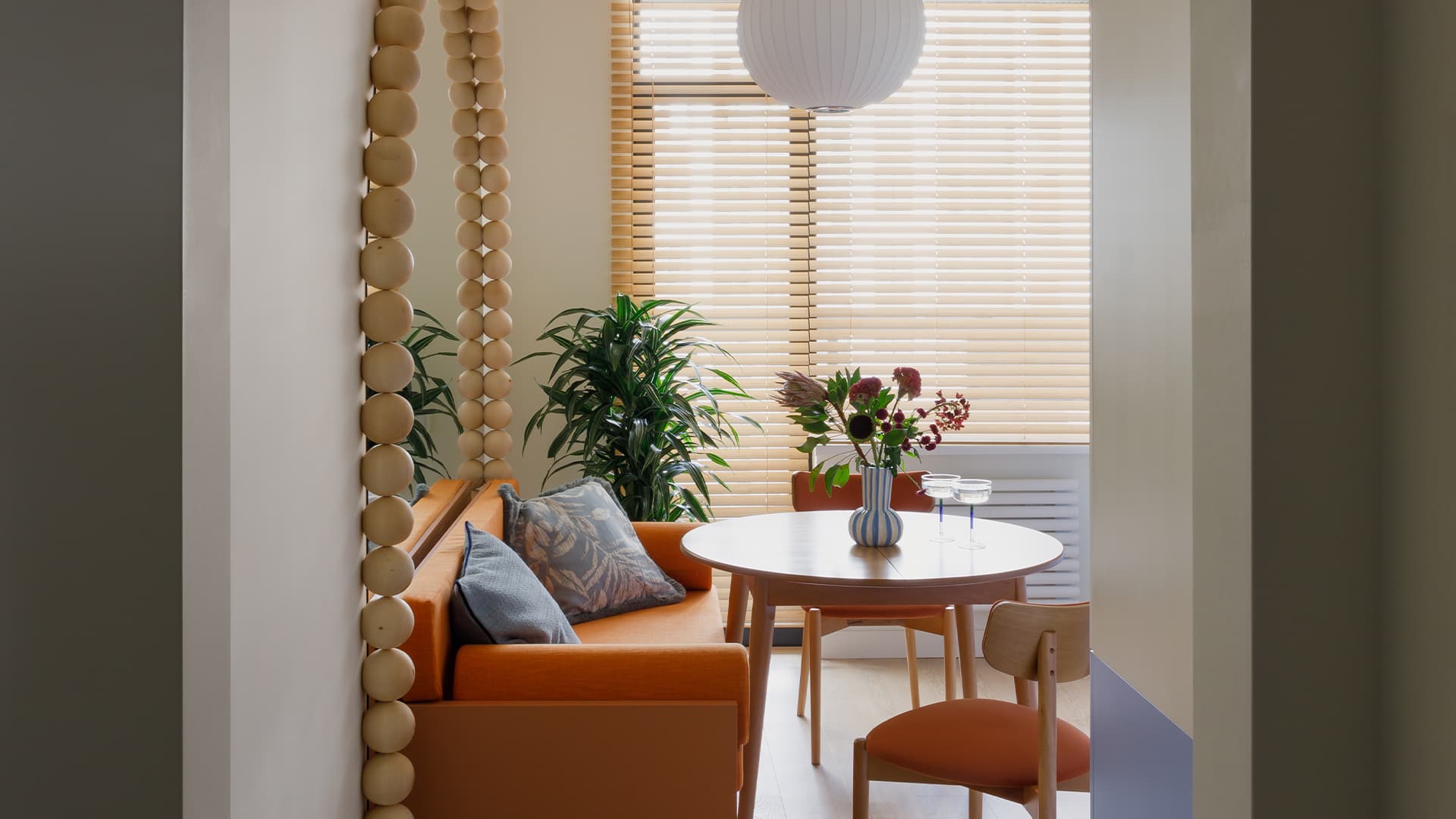 Цветное стекло и игра отражений в интерьере квартиры для девушки — проект Анны Пелипчук