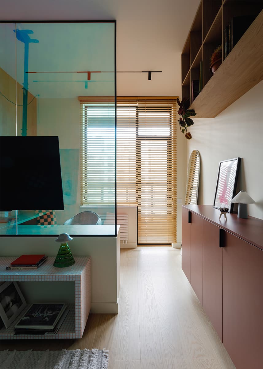 Цветное стекло и игра отражений в интерьере квартиры для девушки — проект Анны Пелипчук