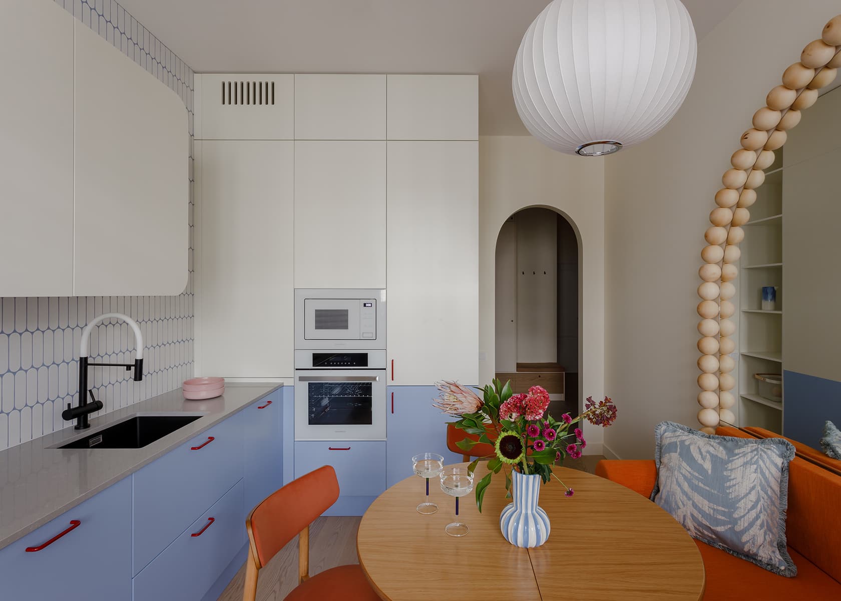 Цветное стекло и игра отражений в интерьере квартиры для девушки — проект Анны Пелипчук