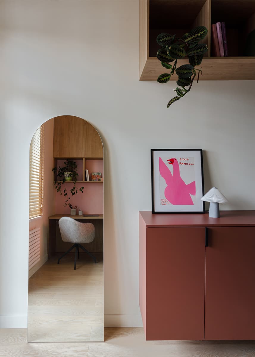 Цветное стекло и игра отражений в интерьере квартиры для девушки — проект Анны Пелипчук