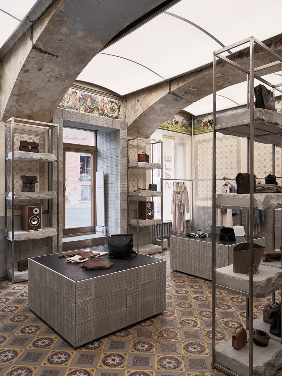 Историческая плитка в интерьере шоурума женской одежды — проект VISHNYAKOV & POKROVSKY