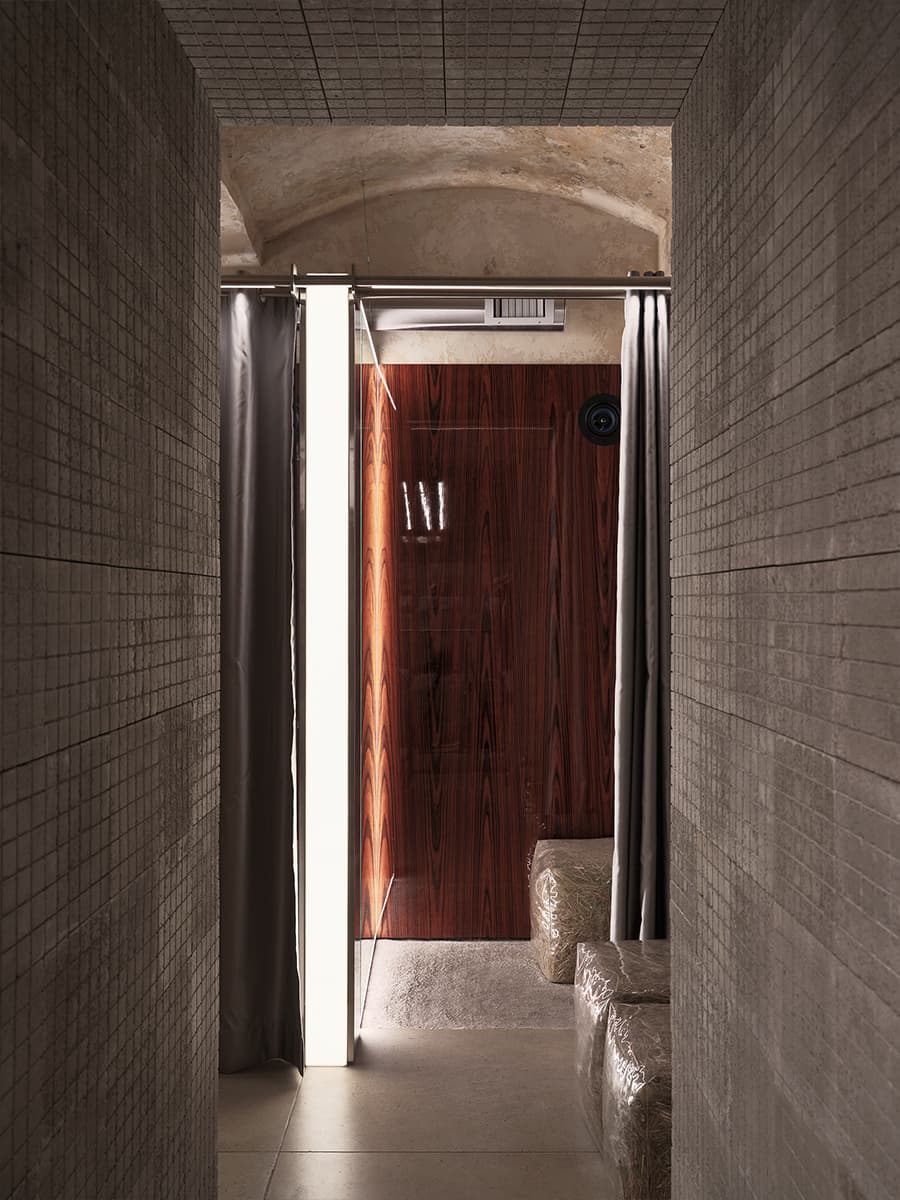 Историческая плитка в интерьере шоурума женской одежды — проект VISHNYAKOV & POKROVSKY