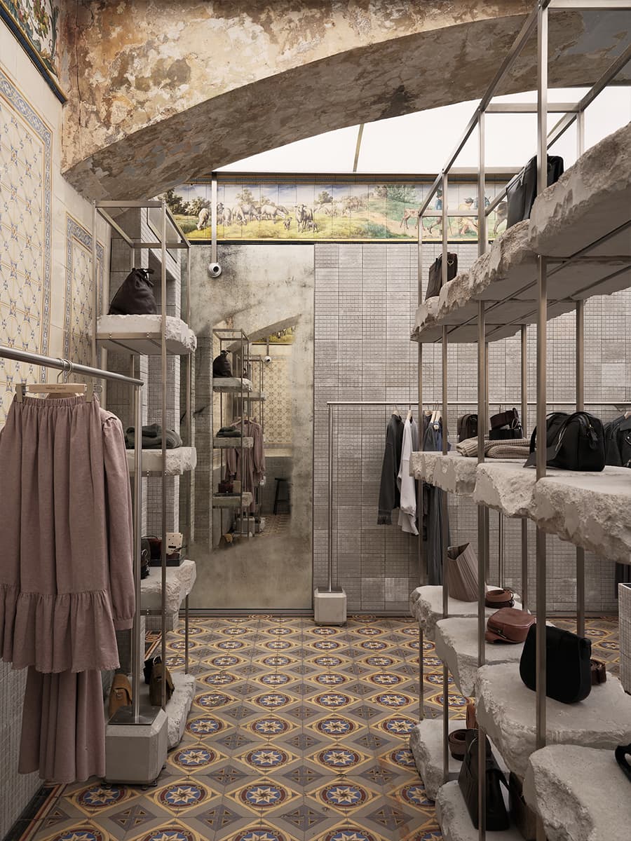 Историческая плитка в интерьере шоурума женской одежды — проект VISHNYAKOV & POKROVSKY