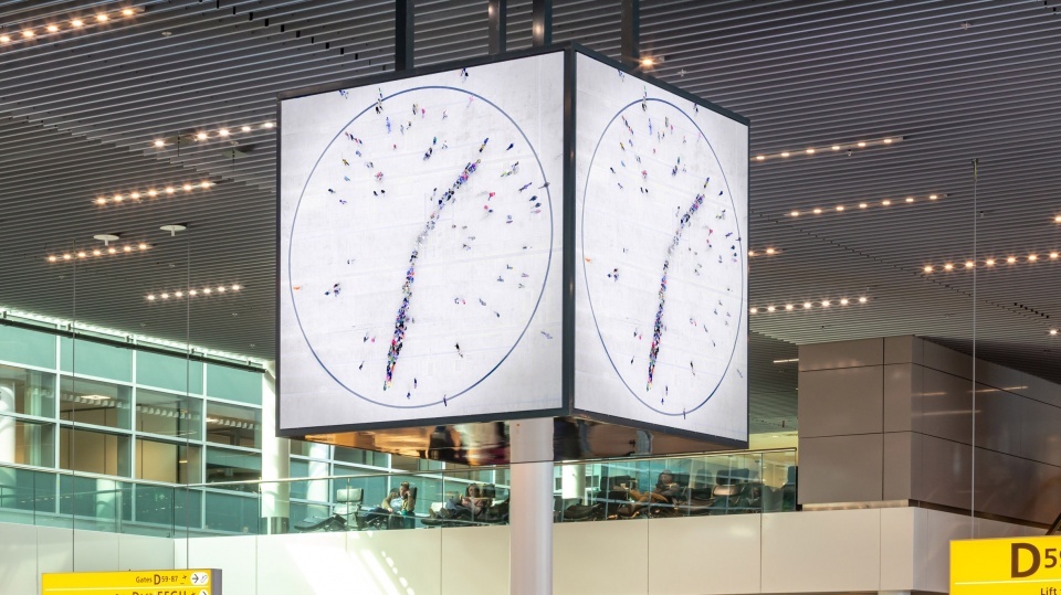 В аэропорту Амстердама установили часы-перформанс по дизайну Маартена Бааса