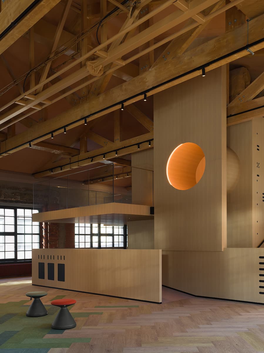 Динамичный интерьер «офиса будущего» в центре Москвы — проект VOX Architects