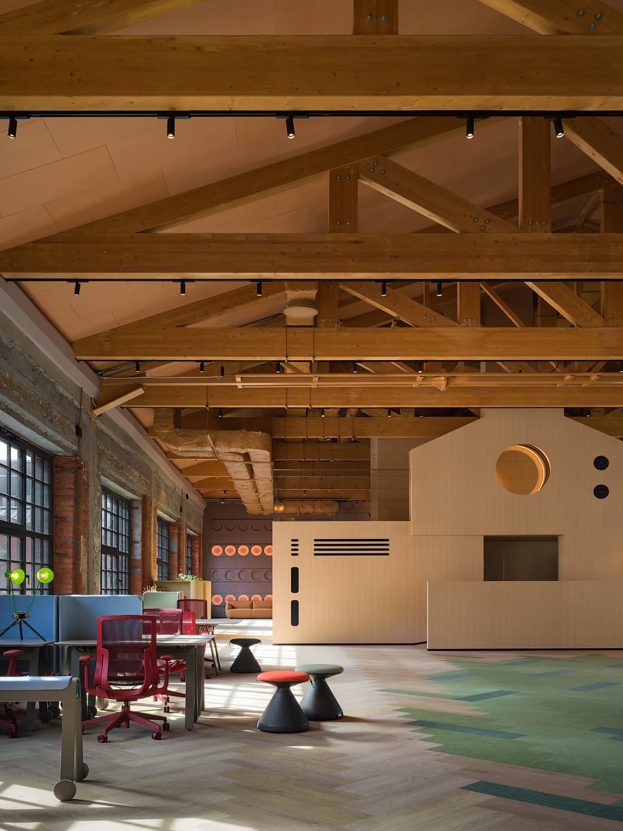 Динамичный интерьер «офиса будущего» в центре Москвы — проект VOX Architects