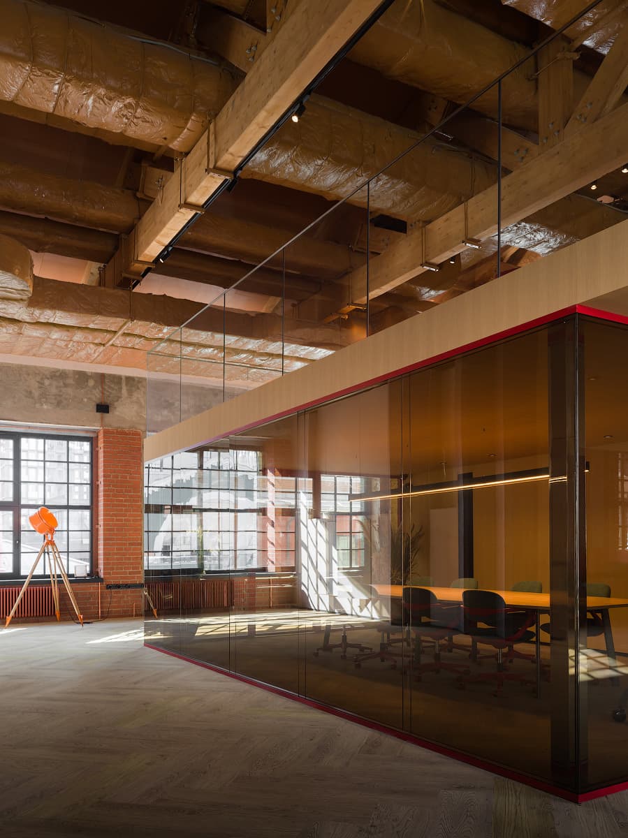 Динамичный интерьер «офиса будущего» в центре Москвы — проект VOX Architects