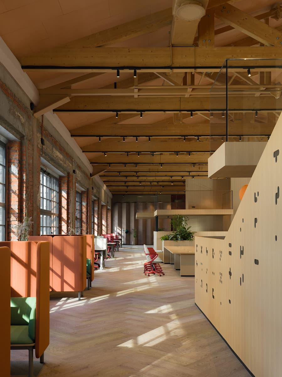 Динамичный интерьер «офиса будущего» в центре Москвы — проект VOX Architects