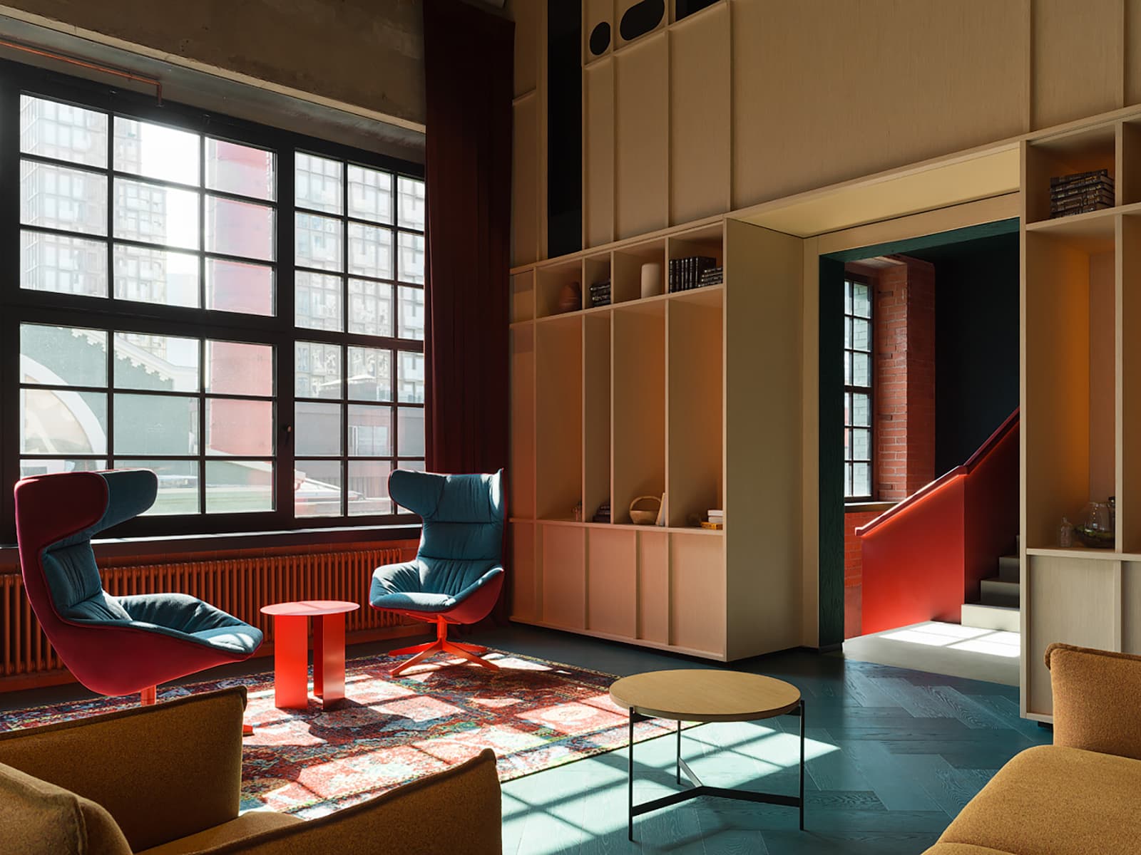 Динамичный интерьер «офиса будущего» в центре Москвы — проект VOX Architects