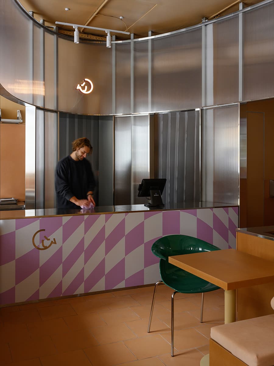 Камерный интерьер кафе здорового фастфуда — проект архитектурного бюро nomessprocess