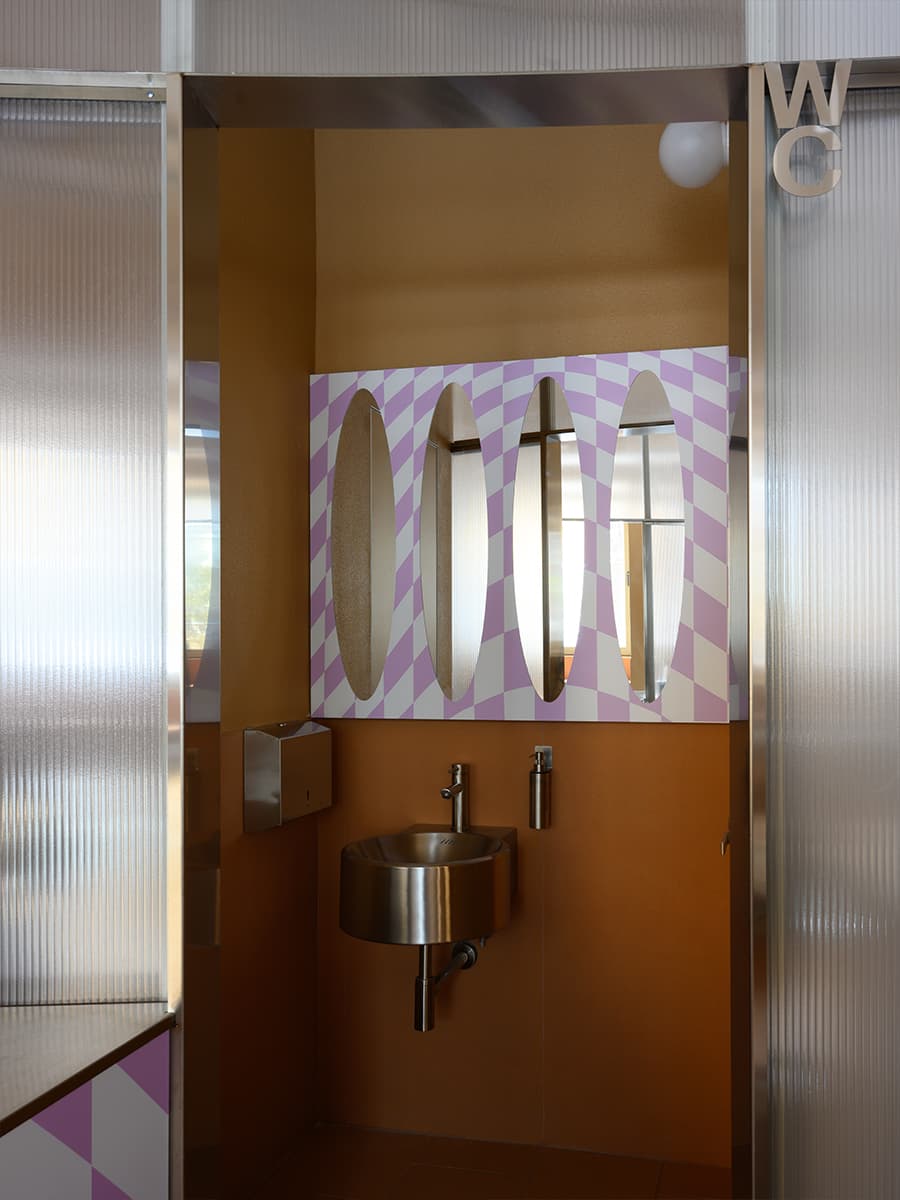 Камерный интерьер кафе здорового фастфуда — проект архитектурного бюро nomessprocess