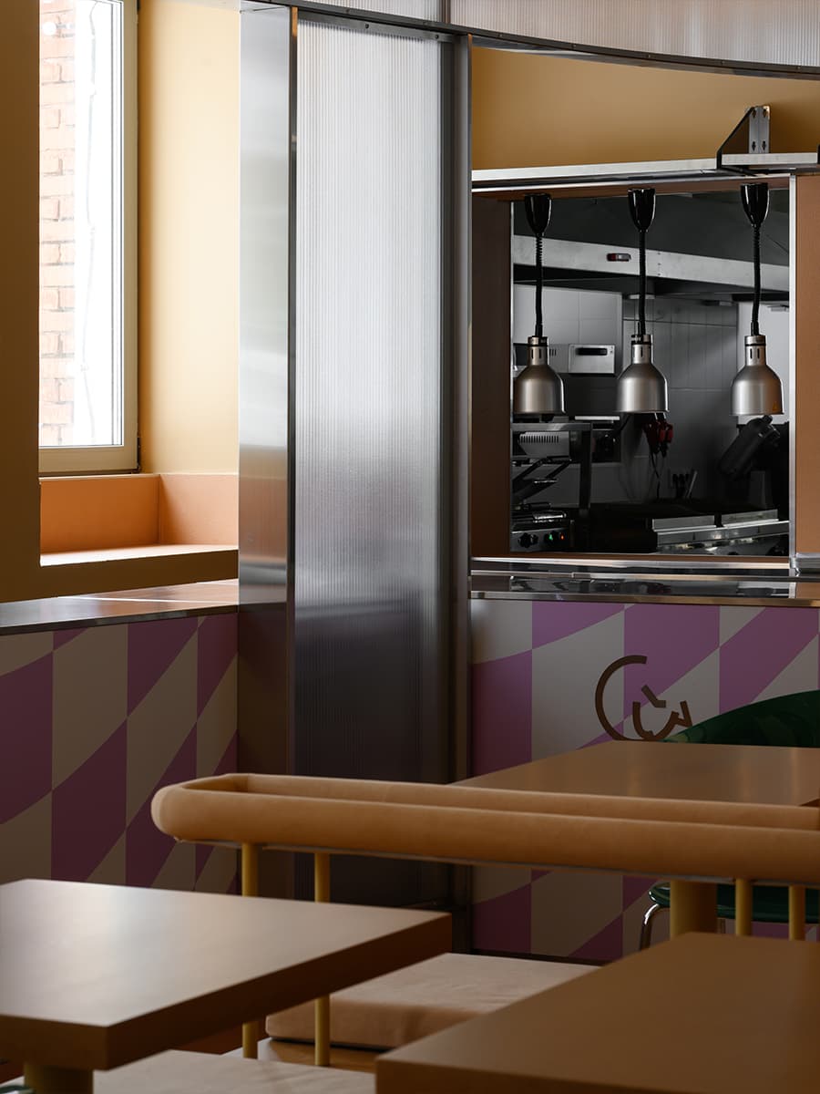 Камерный интерьер кафе здорового фастфуда — проект архитектурного бюро nomessprocess